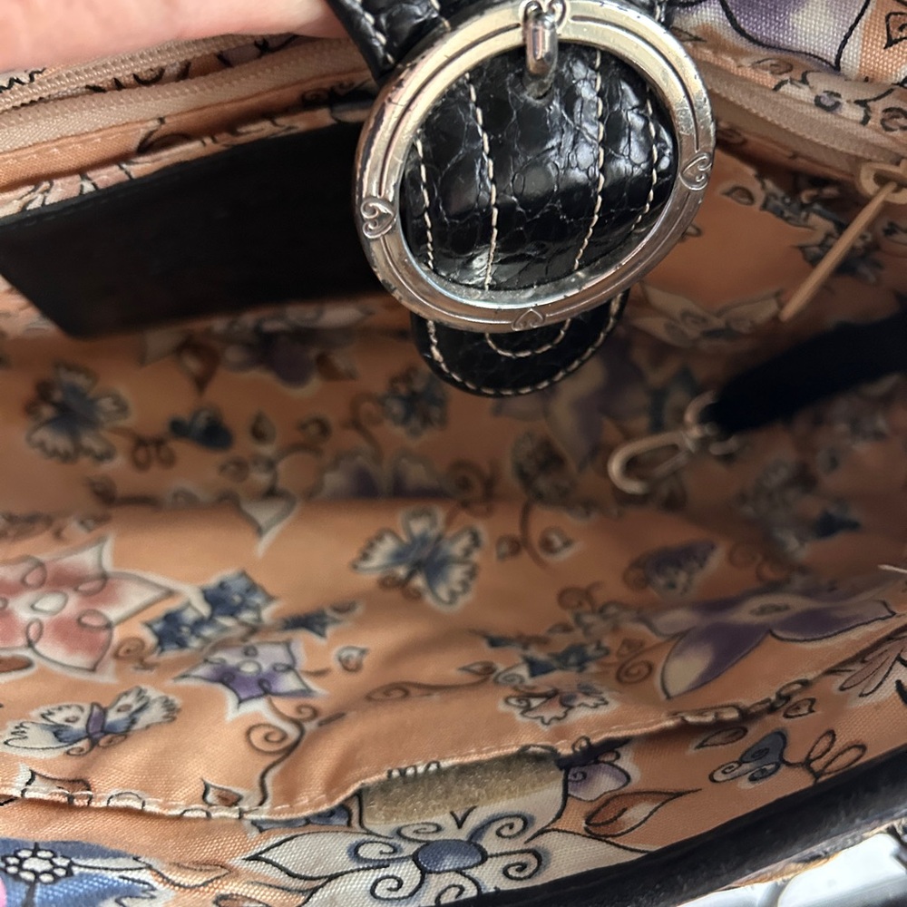 SOLD
VINTAGE!!!! Brighton Woven Tan and Black Shoulder Bag with Heart Charm - Picture 9 of 13